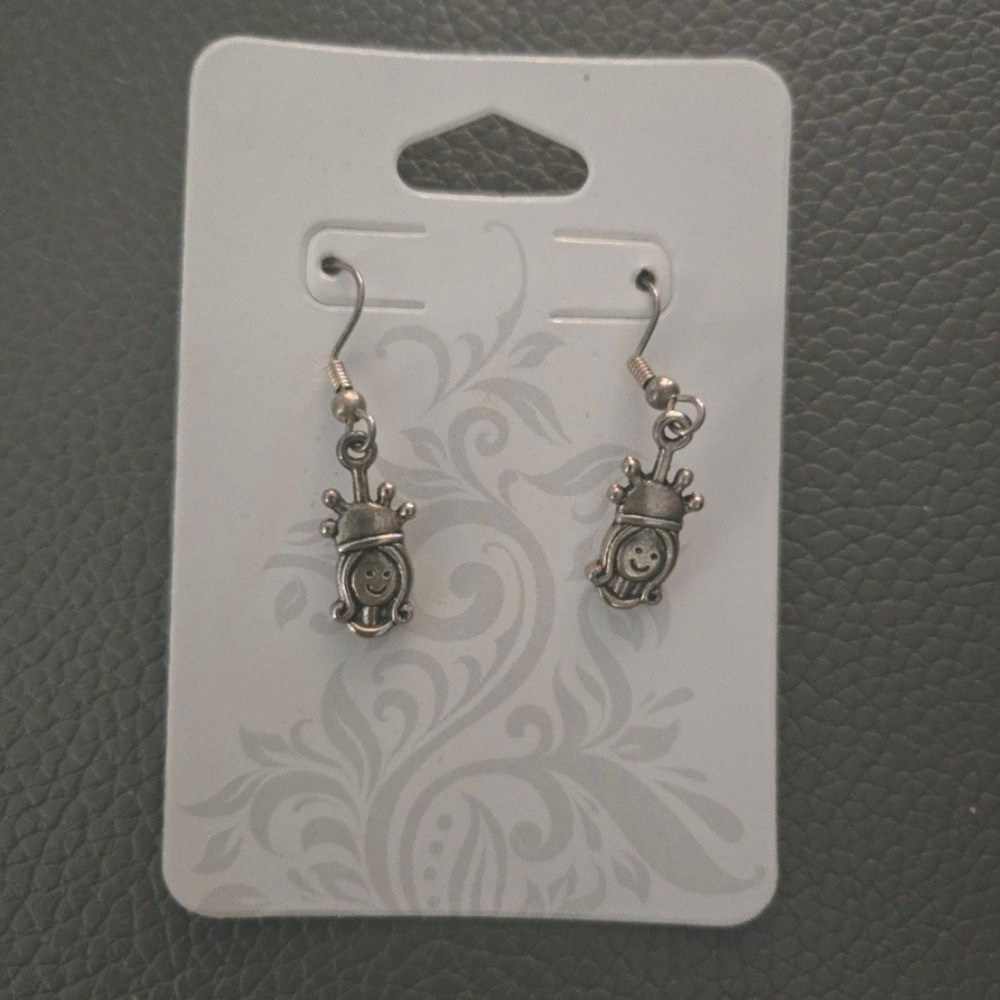 New Vintage Style Pewter-Tone Smiling Princess Crown Dangle Earrings 1.25"‎